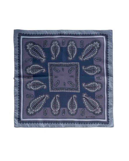 Shop ETRO  Pochette Uomo: Etro fazzoletto da taschino.
Fazzoletto da taschino realizzato in seta e impreziosito con stampa Paisley e logo ETRO. 
Bordi decorati a contrasto.
43 x 43 cm
100% seta
Fabbricato in Italia.. MAUA0004 AS226-X0830